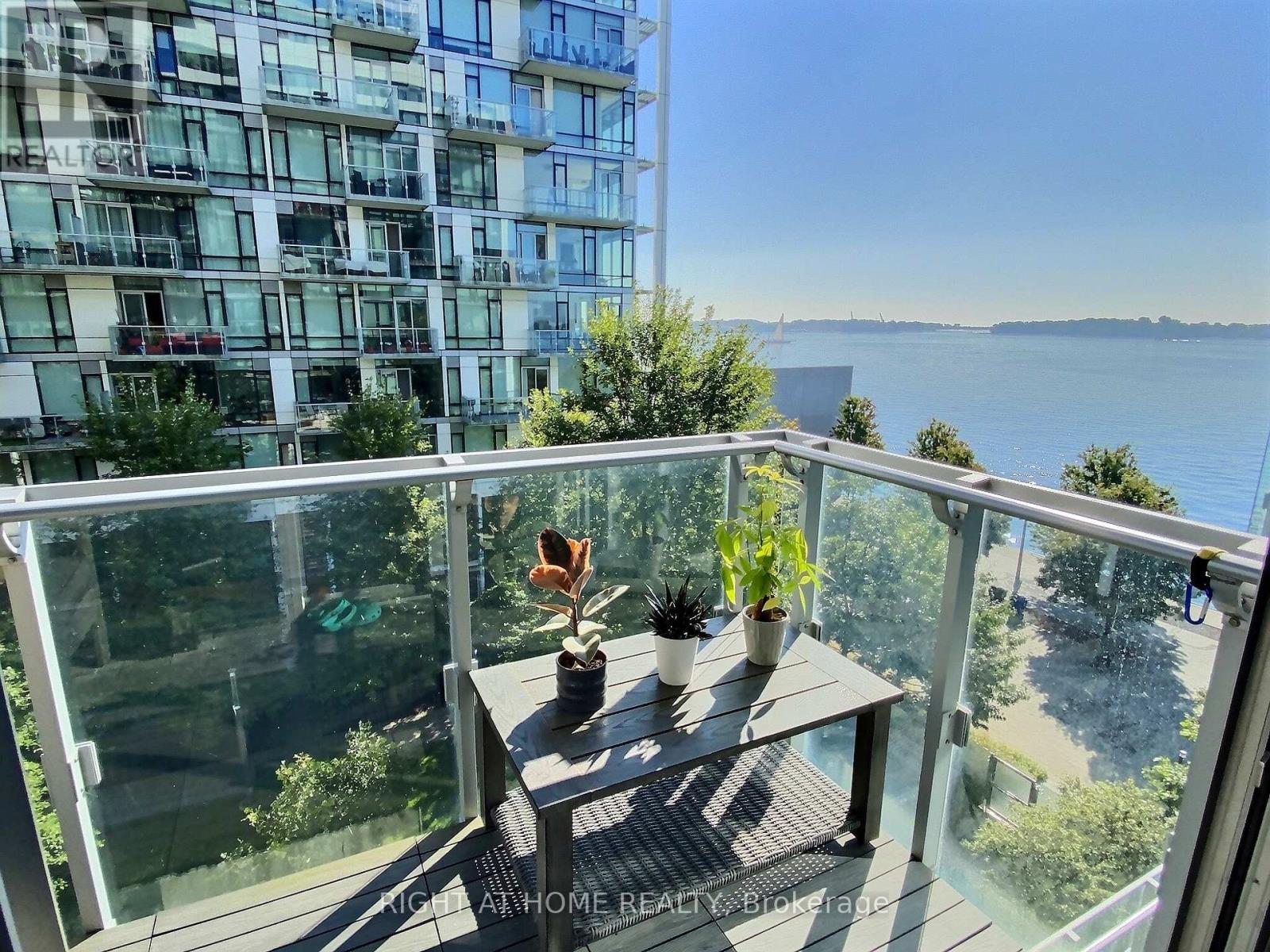 <div class="slider-price">$760,000</div><p>515 - 39 Queens Quay E, Toronto, Ontario</p>