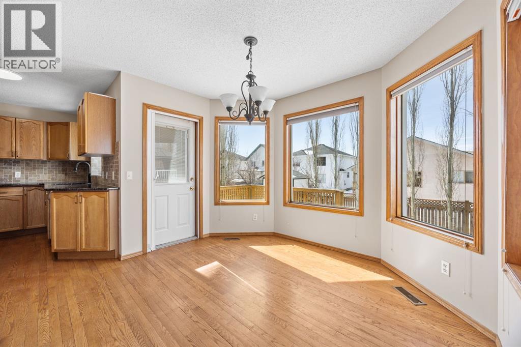 119 Valley Glen Bay Nw, Calgary, Alberta  T3B 5P9 - Photo 8 - A2303270