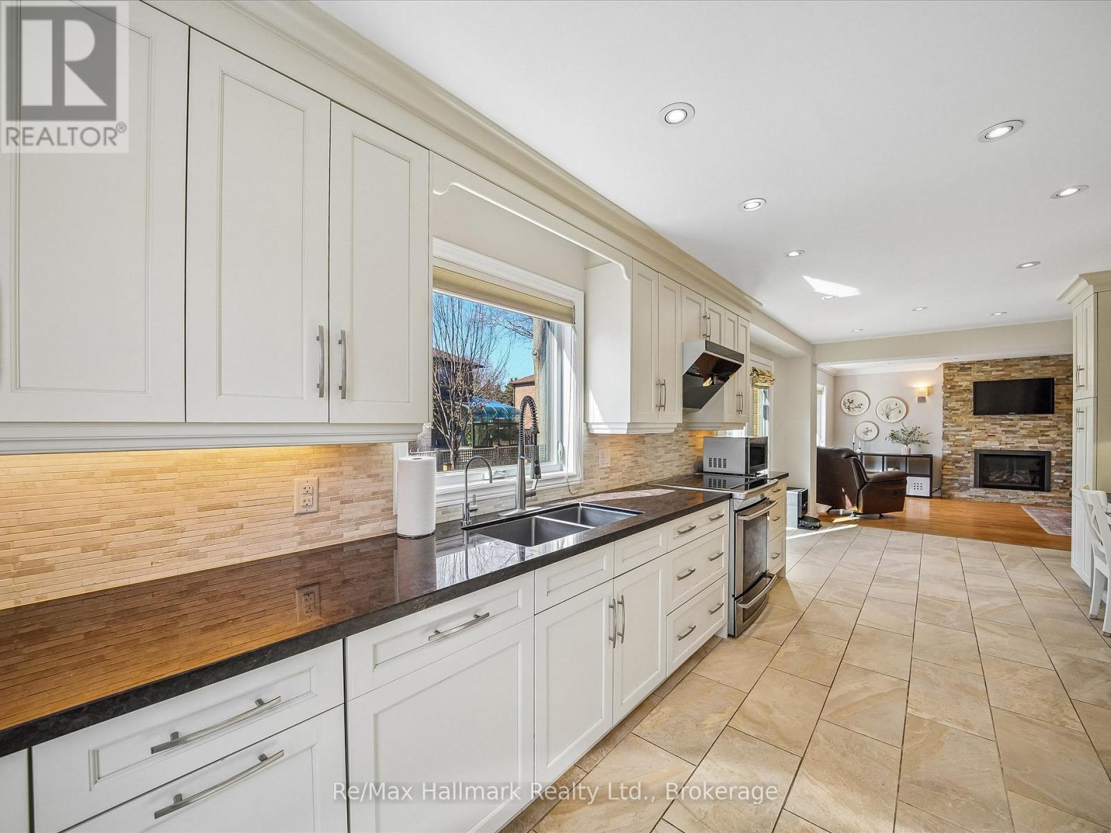 2103 Constance Drive, Oakville, Ontario  L6J 5V1 - Photo 18 - W12970324
