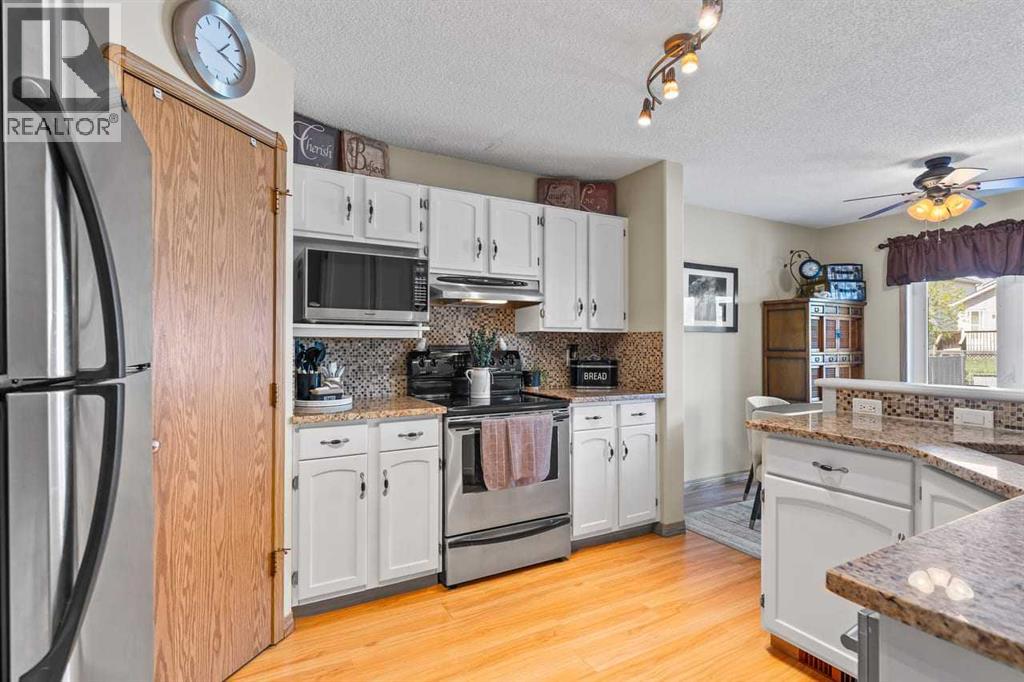 158 Saratoga Close NE, Calgary, Alberta  T1Y 7A1 - Photo 4 - A2312096
