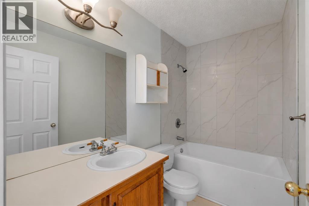 260 Erin Woods Drive Se, Calgary, Alberta T2B 3B9 - Photo 14 - A2313685