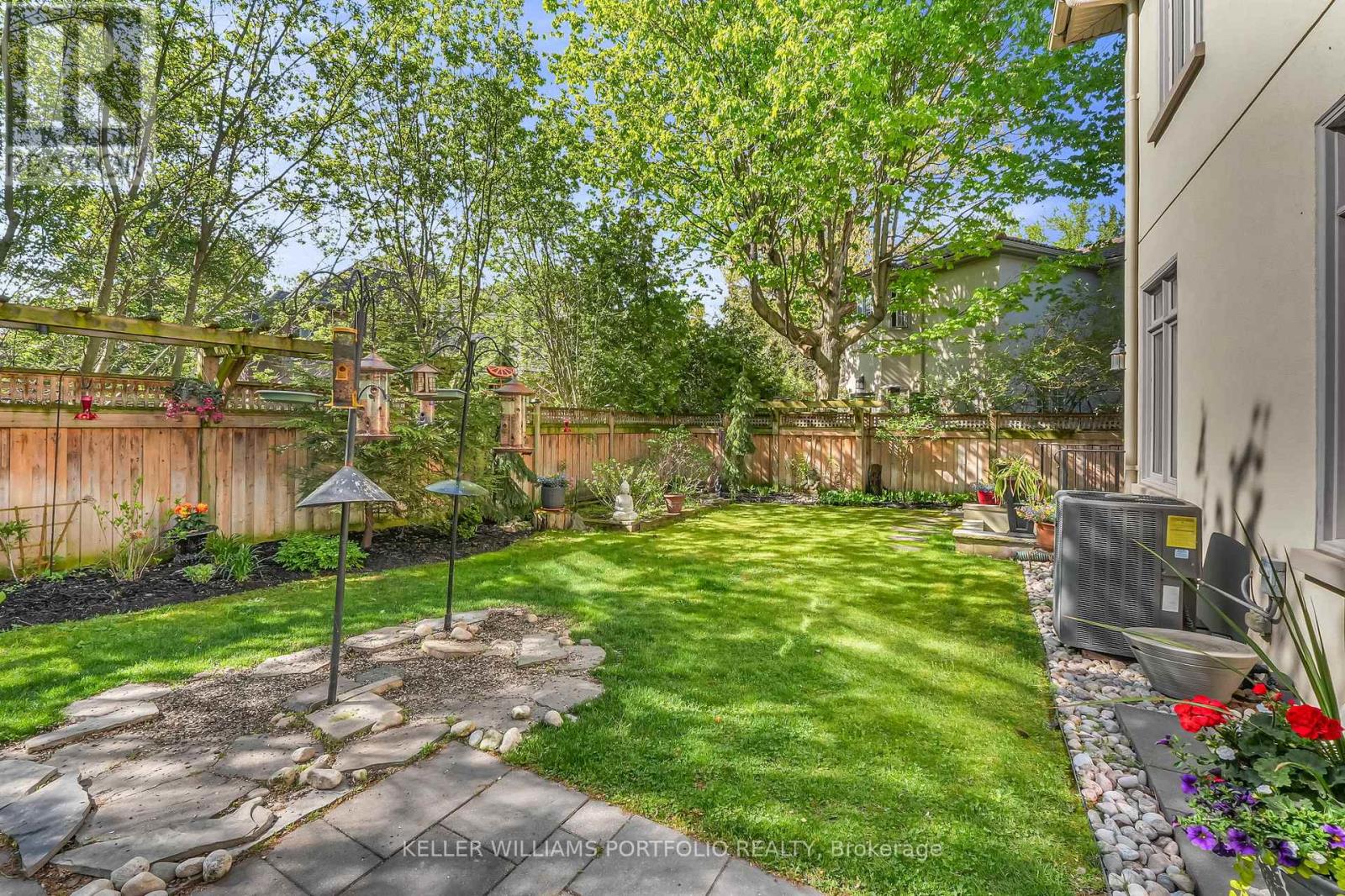 92 Pinetree Way, Mississauga, Ontario  L5G 2R1 - Photo 44 - W12972874