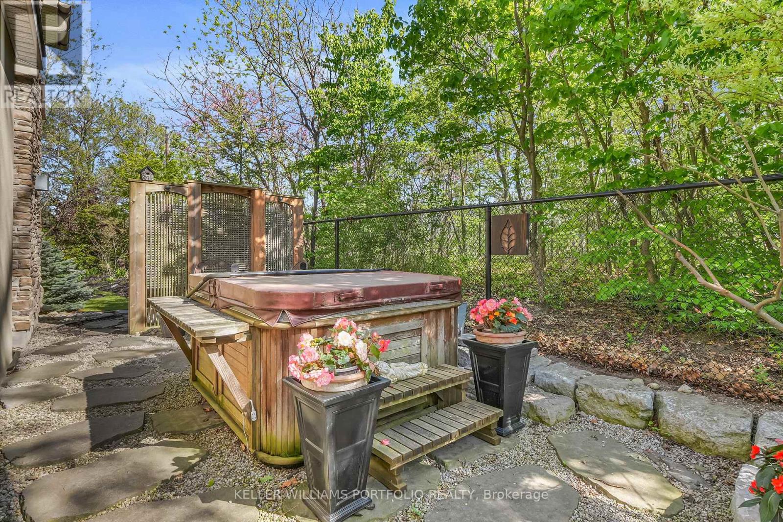 92 Pinetree Way, Mississauga, Ontario  L5G 2R1 - Photo 49 - W12972874