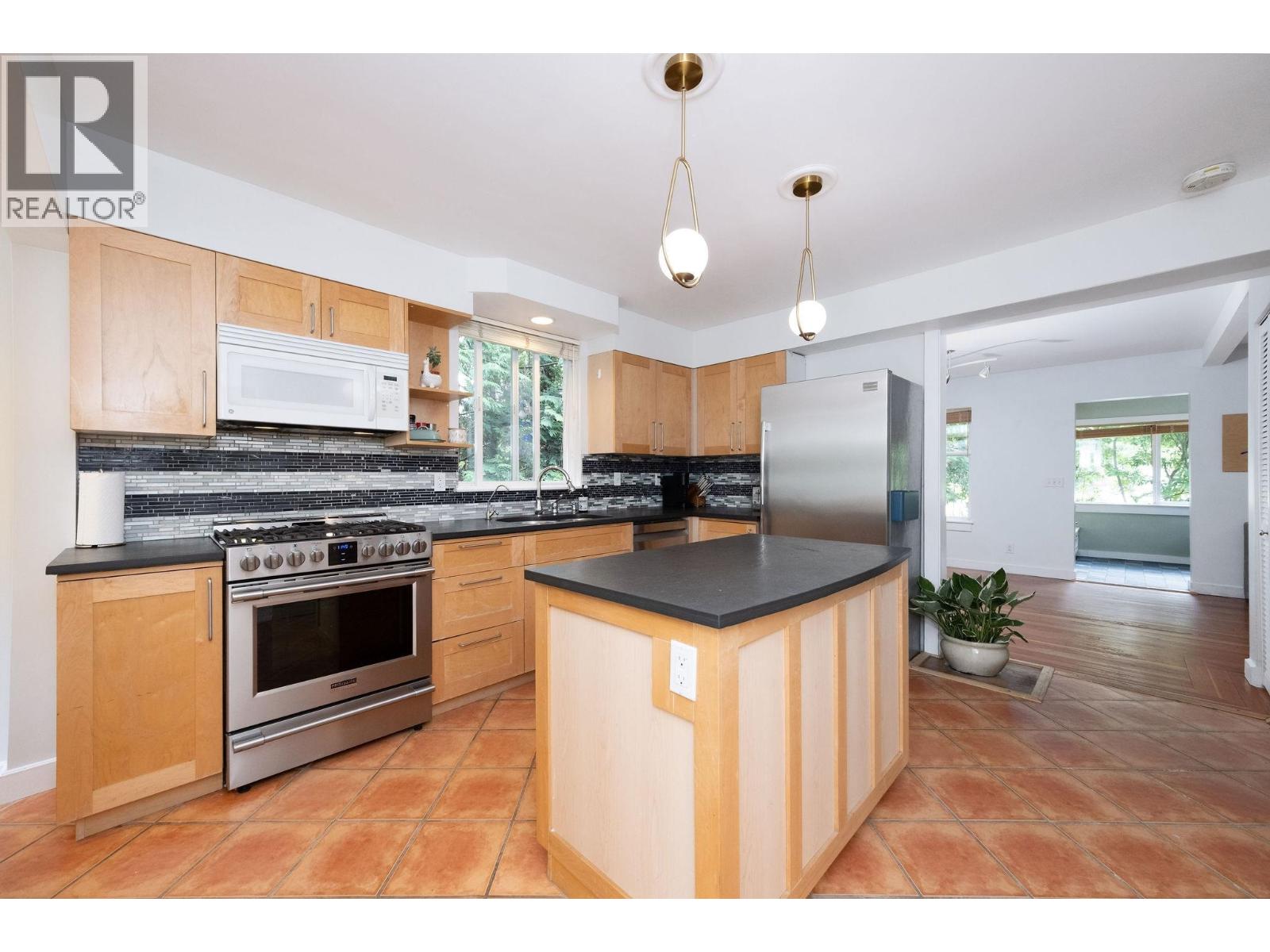 1075 Gladwin Drive, North Vancouver, British Columbia  V7R 1A1 - Photo 14 - R3121554