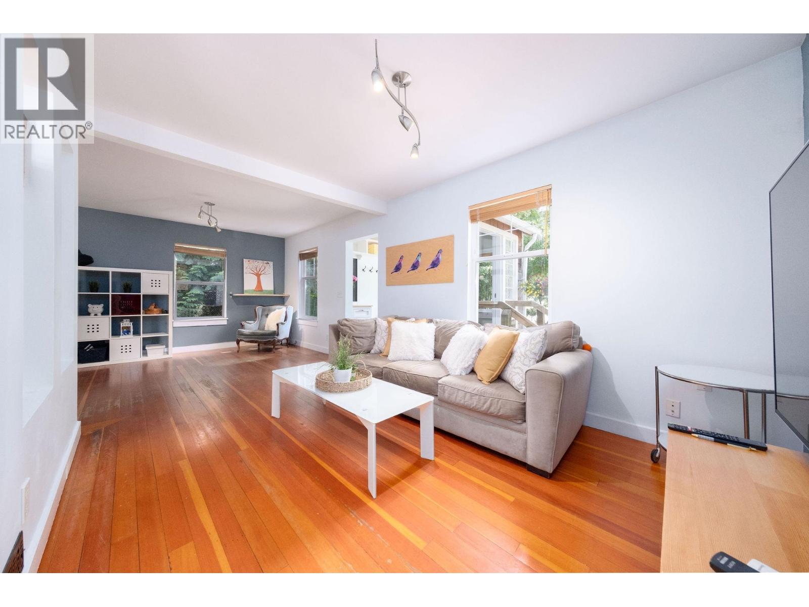 1075 Gladwin Drive, North Vancouver, British Columbia  V7R 1A1 - Photo 3 - R3121554
