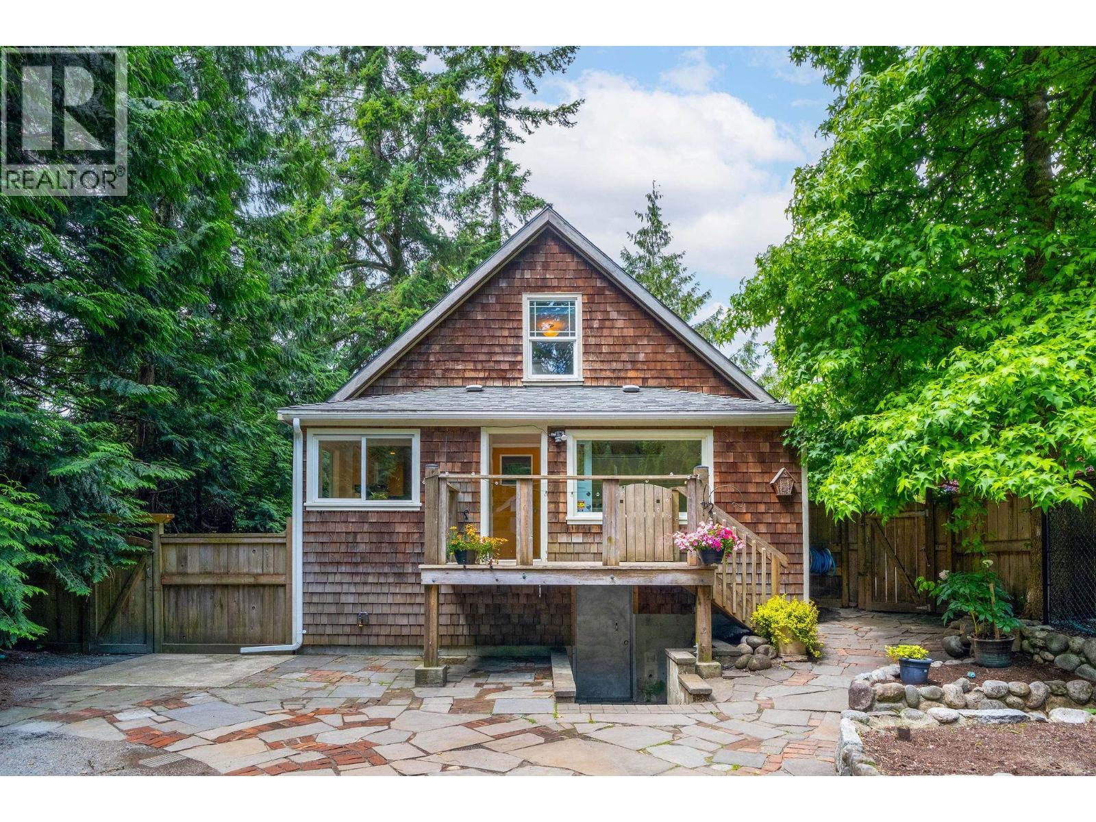 1075 Gladwin Drive, North Vancouver, British Columbia  V7R 1A1 - Photo 4 - R3121554