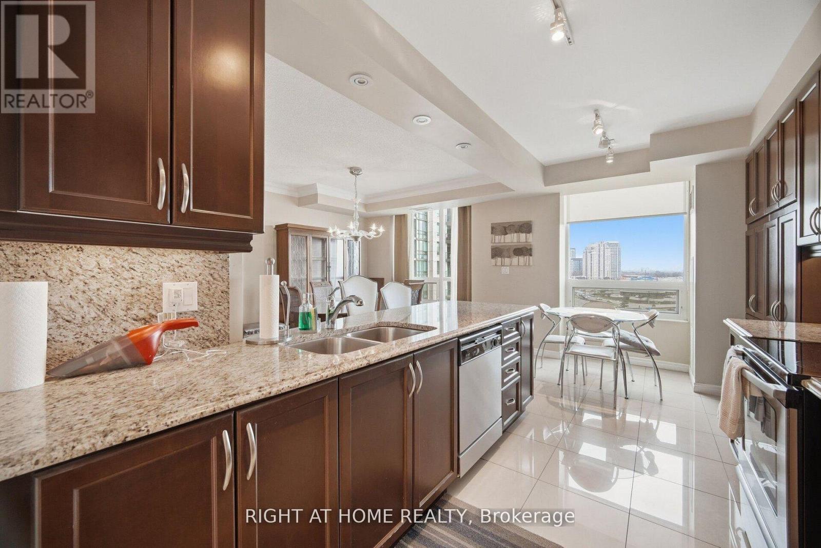 1010 - 88 Promenade Circle, Vaughan, Ontario  L4J 9A4 - Photo 13 - N13167058