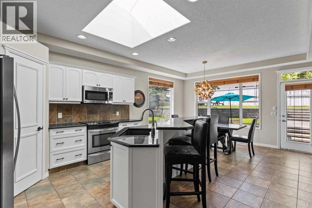 25 Panamount Green NW, Calgary, Alberta  T3K 5R6 - Photo 5 - A2310944