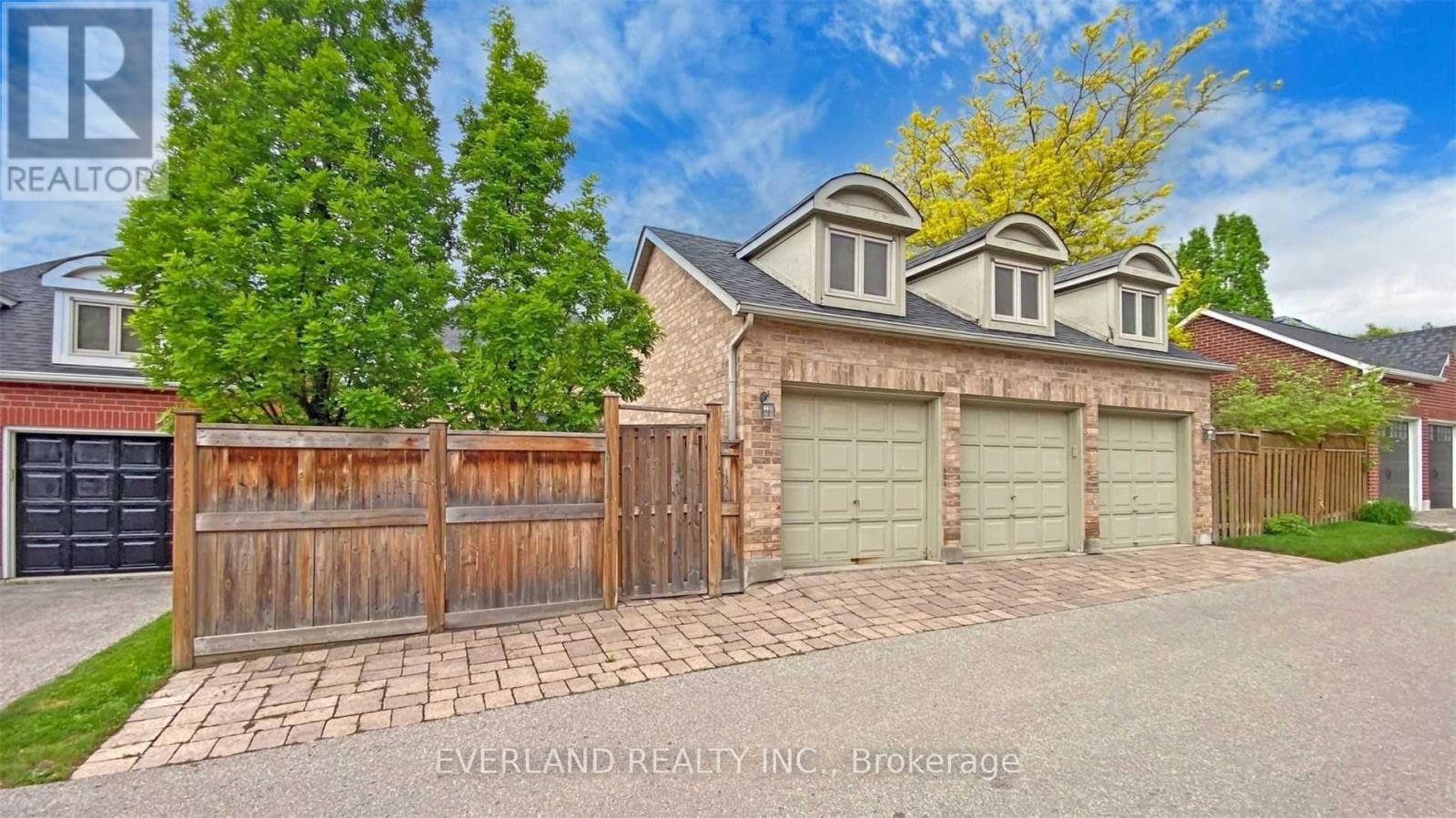 27 The Fairways Street, Markham, Ontario  L6C 2A3 - Photo 4 - N13167116