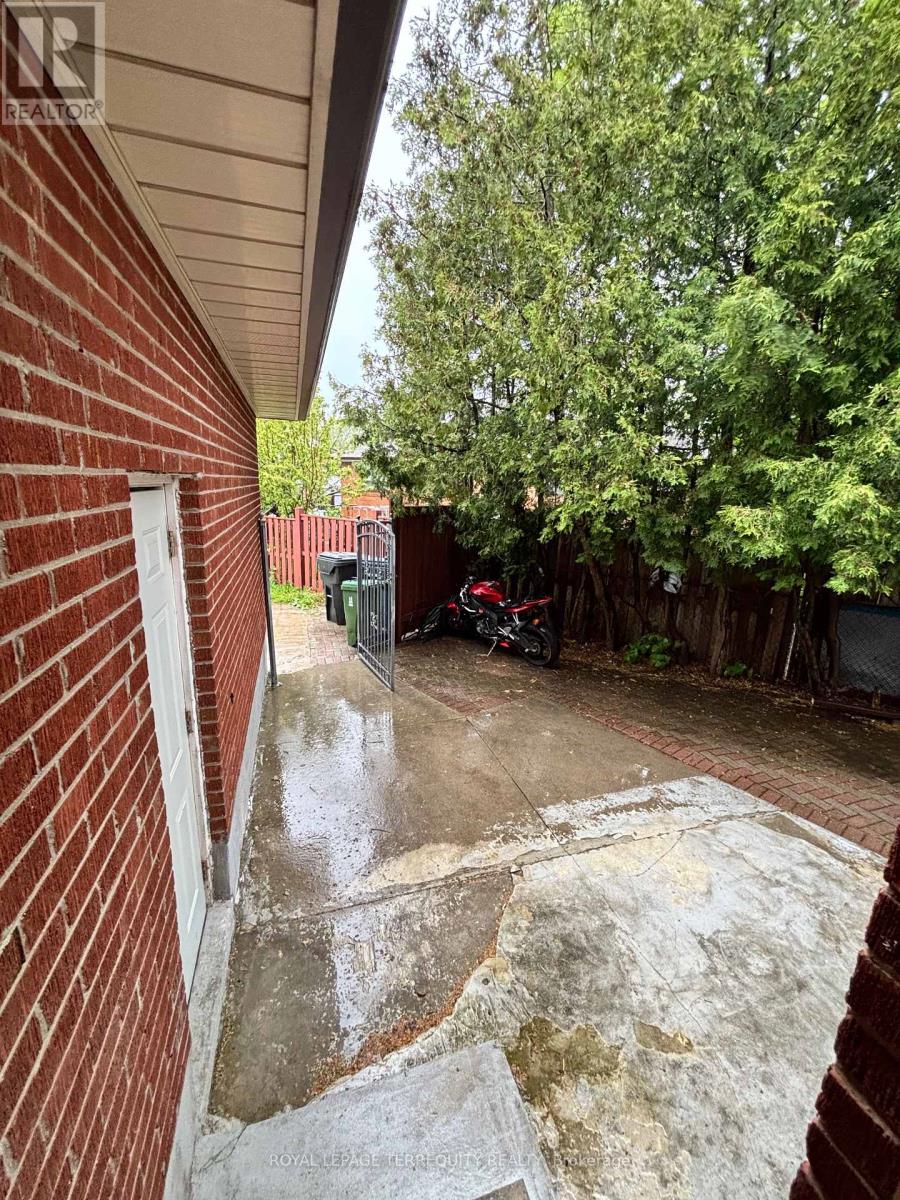 28 Keegan Crescent, Toronto, Ontario  M3J 1G2 - Photo 3 - W13167136
