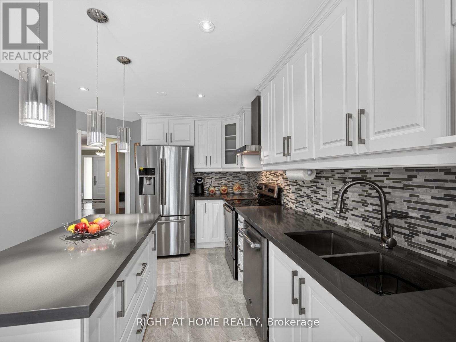 7068 Rosehurst Drive, Mississauga, Ontario  L5N 6Y8 - Photo 12 - W13125540