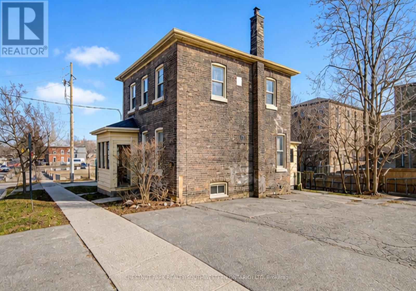 133 Darling Street, Brantford, Ontario  N3T 2L1 - Photo 2 - X12890276