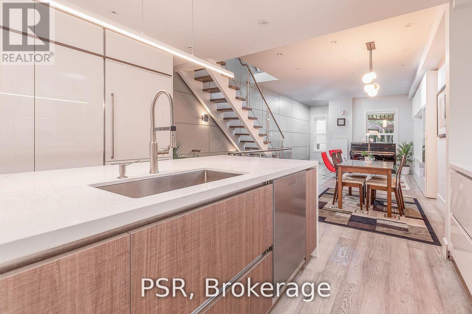 10 Bishop Street, Toronto, Ontario  M5R 1N2 - Photo 2 - C13167198