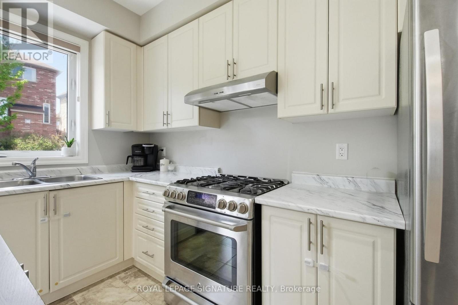 24 Fred Mason Street, Georgina, Ontario  L4P 0B2 - Photo 16 - N13167214