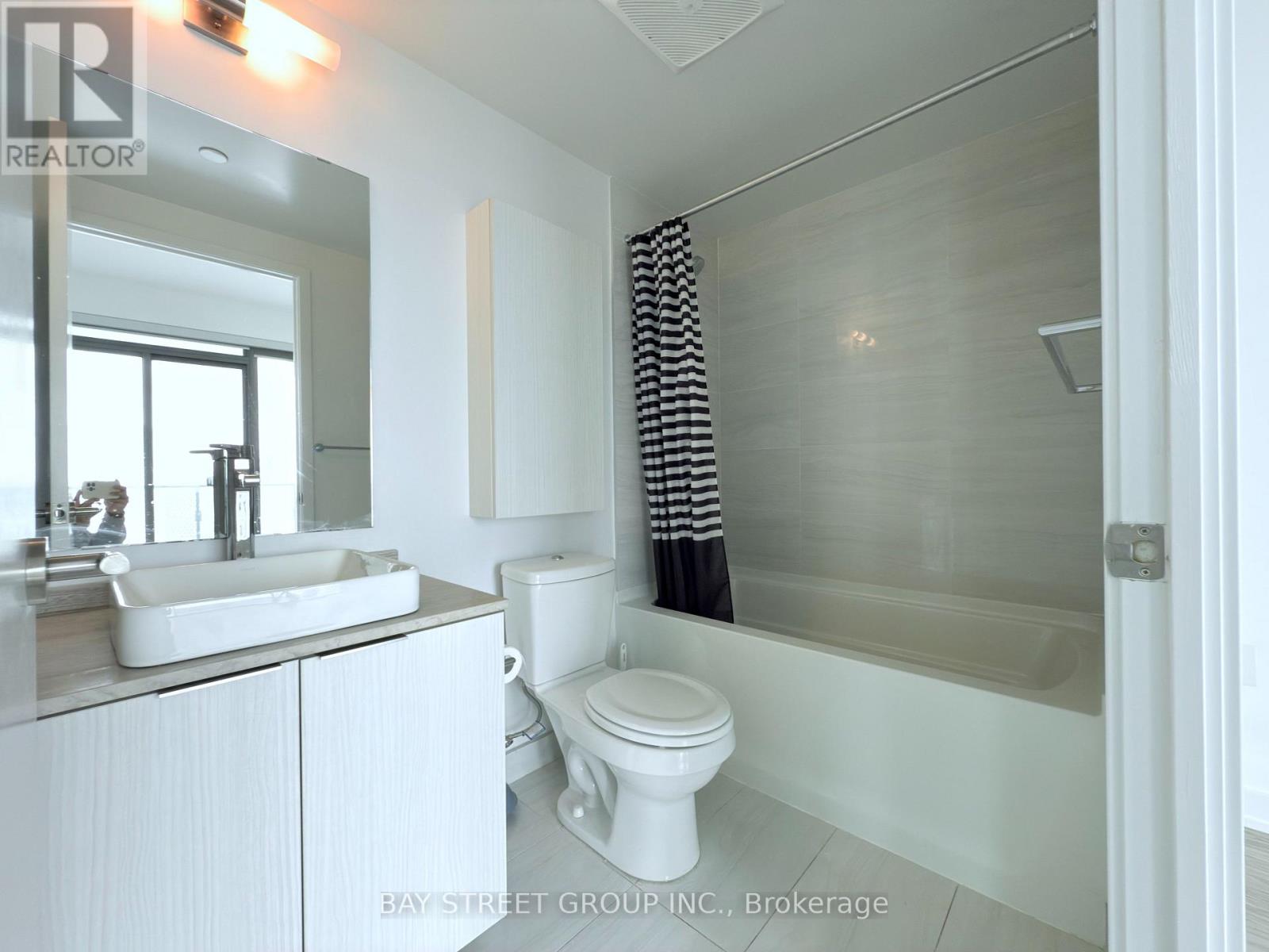 1802 - 11 Wellesley Street W, Toronto, Ontario  M4Y 0G4 - Photo 17 - C13167268