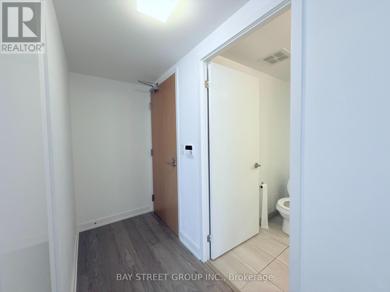 1802 - 11 Wellesley Street W, Toronto, Ontario  M4Y 0G4 - Photo 2 - C13167268