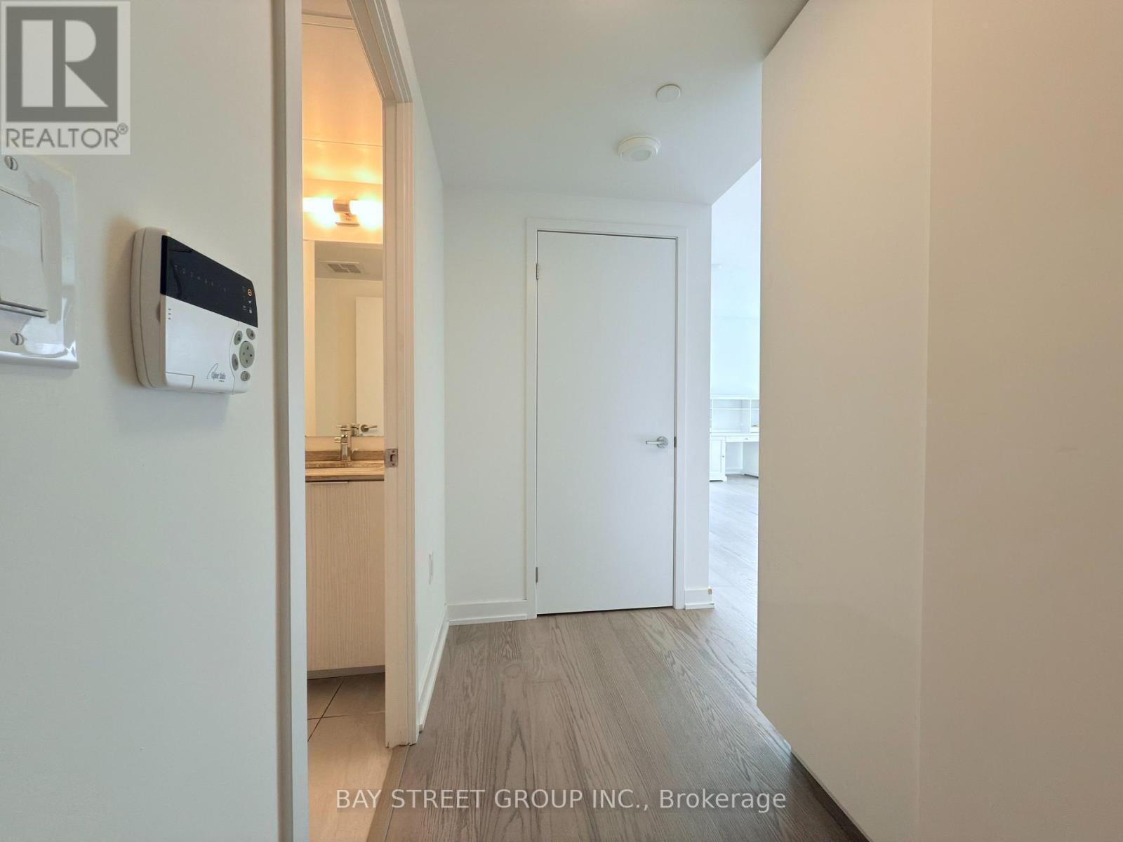 1802 - 11 Wellesley Street W, Toronto, Ontario  M4Y 0G4 - Photo 3 - C13167268