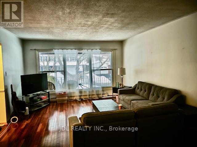 28 HARRINGAY CRESCENT, Toronto, Ontario