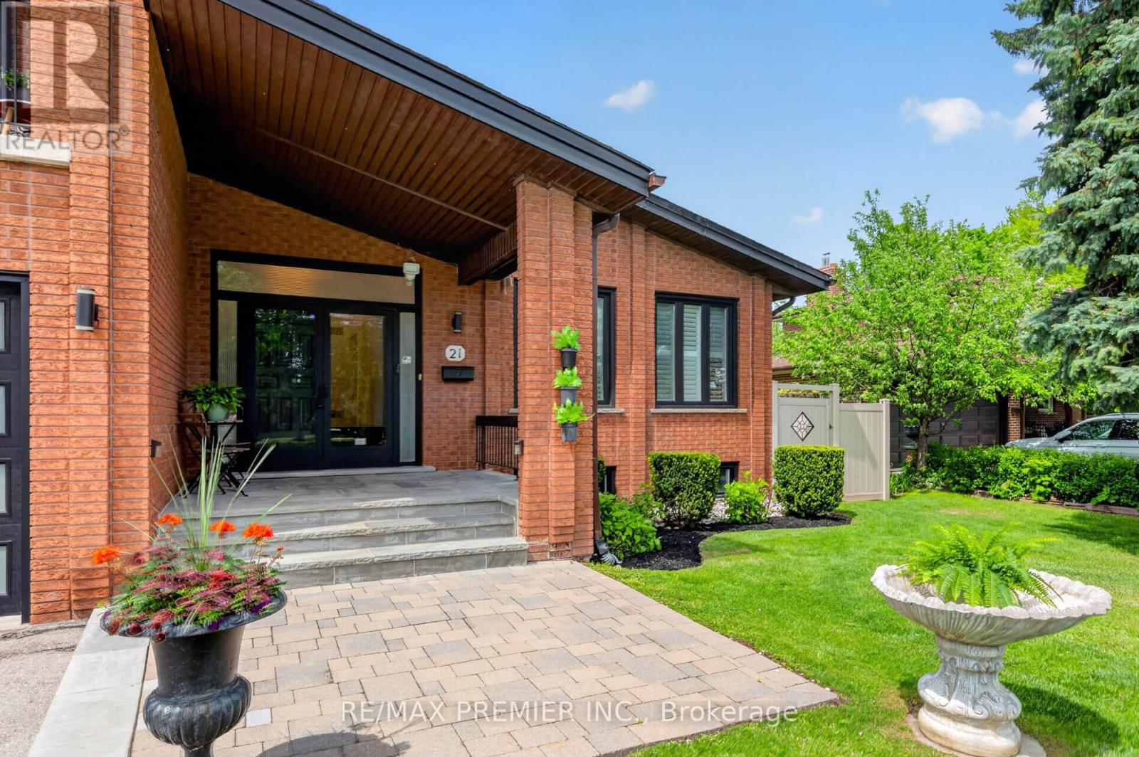 21 Forest Circle Court, Vaughan, Ontario  L4L 1N8 - Photo 2 - N13167386