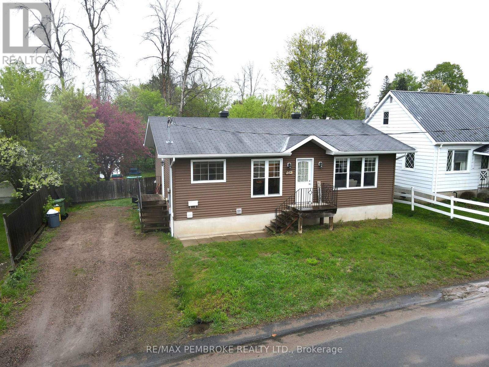 257 Fraser Street, Pembroke, Ontario  K8A 1X9 - Photo 2 - X13161760