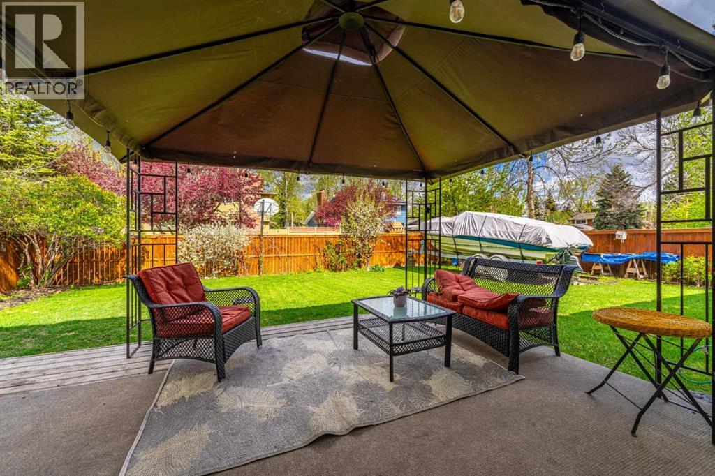 51 Midvalley Crescent SE, Calgary, Alberta  T2X 1T4 - Photo 3 - A2313709