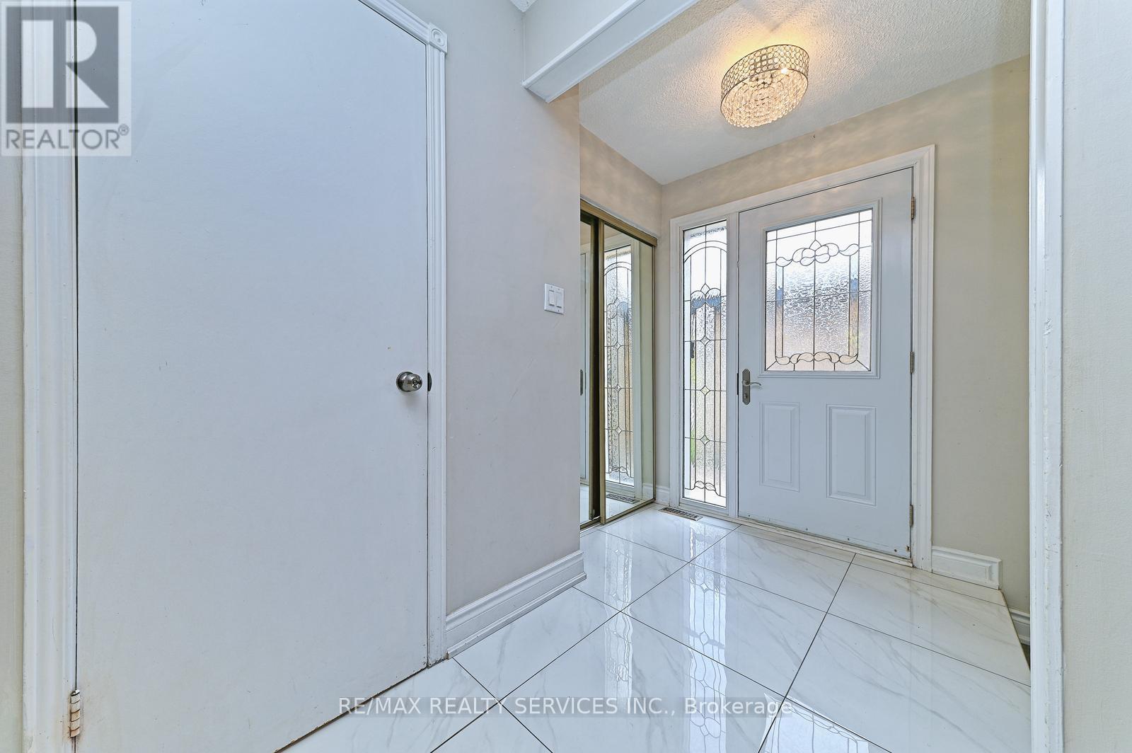 2545 Folkway Drive, Mississauga, Ontario  L5L 2J9 - Photo 5 - W13167414