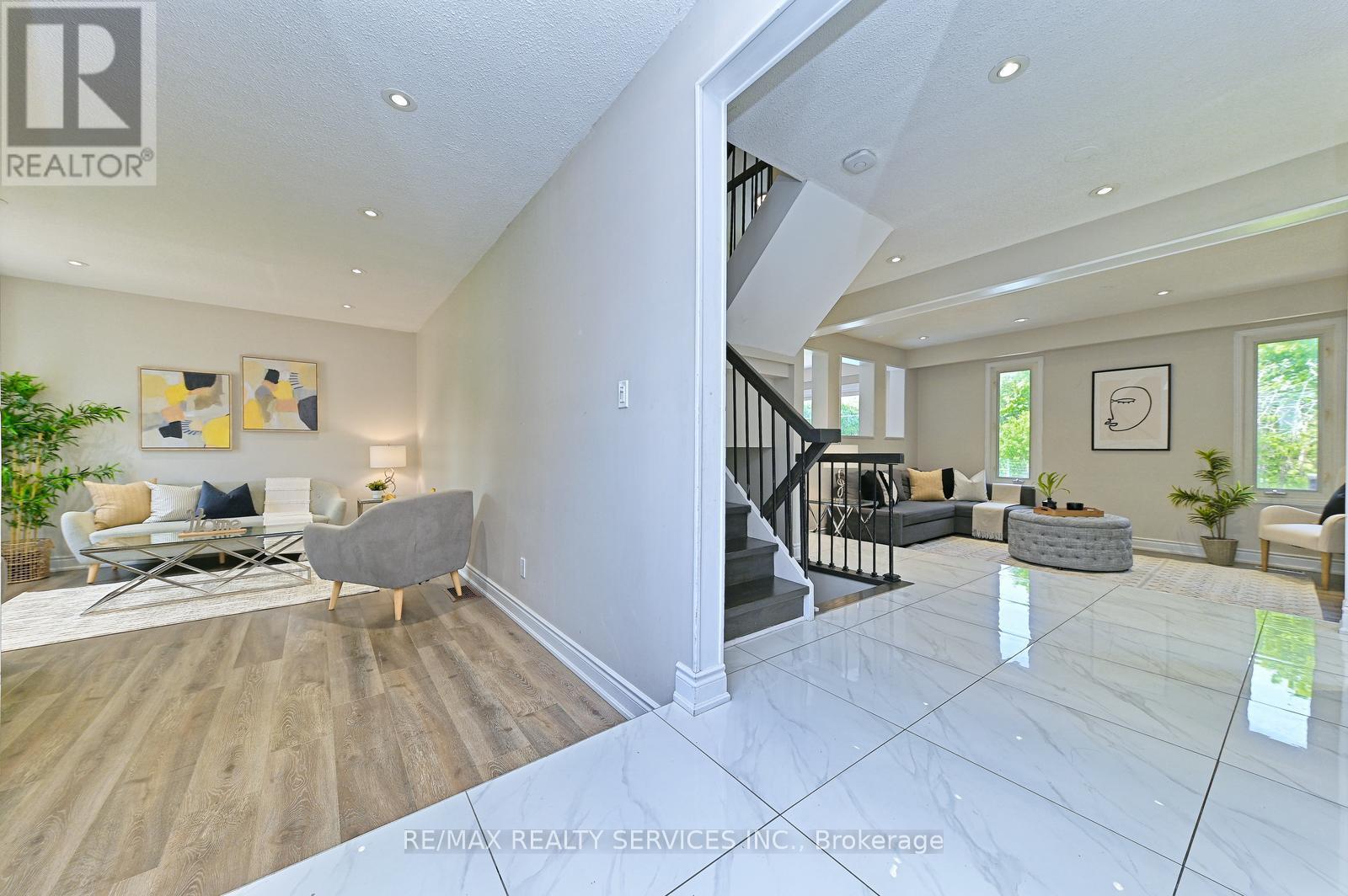 2545 Folkway Drive, Mississauga, Ontario  L5L 2J9 - Photo 6 - W13167414