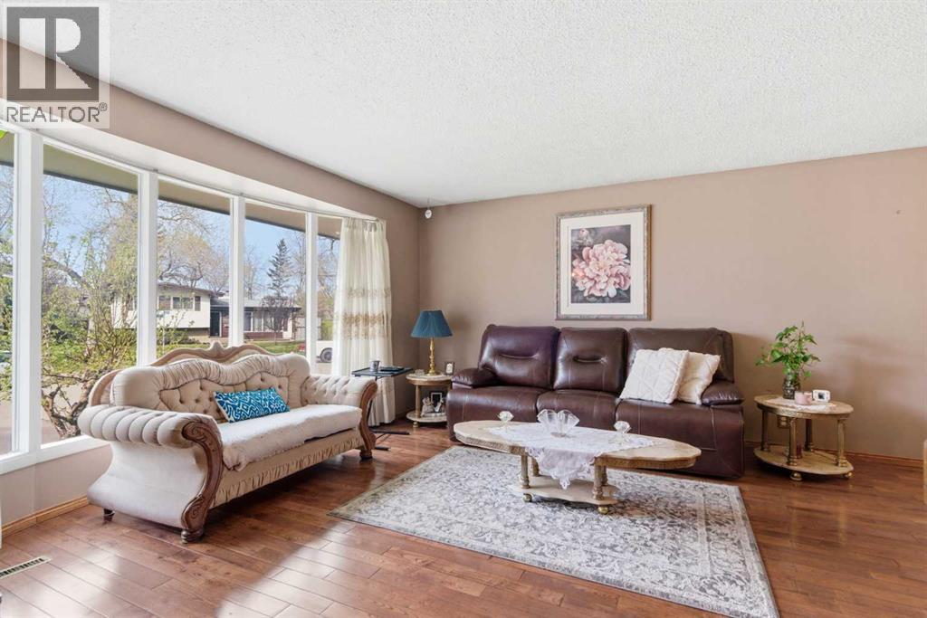 6004 Lloyd Crescent Sw, Calgary, Alberta T3E 5V7 - Photo 6 - A2312280