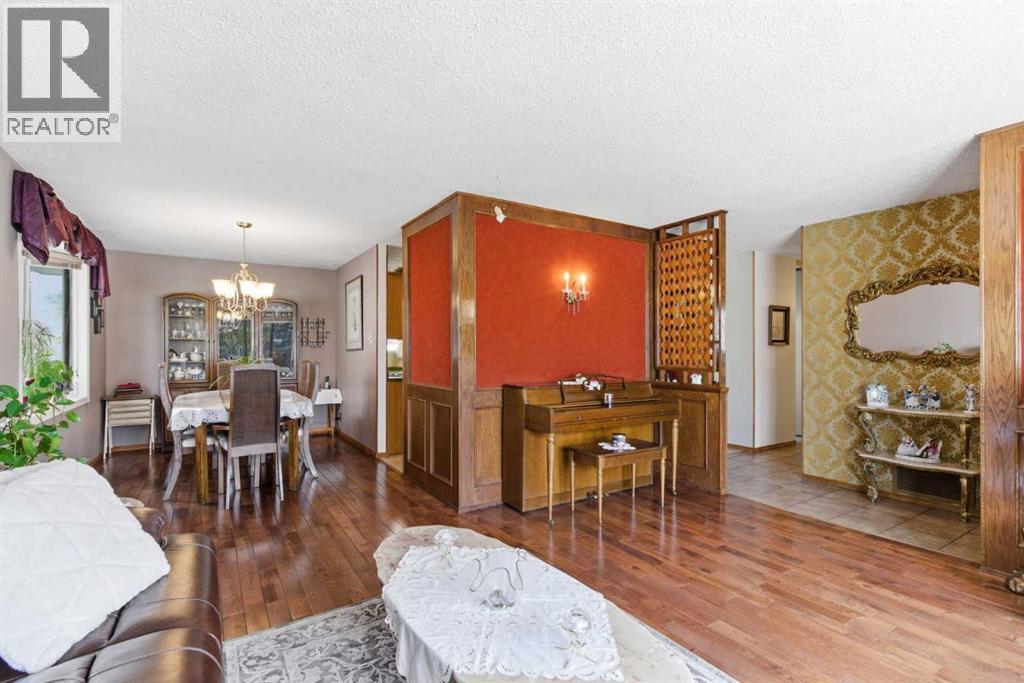 6004 Lloyd Crescent Sw, Calgary, Alberta T3E 5V7 - Photo 8 - A2312280