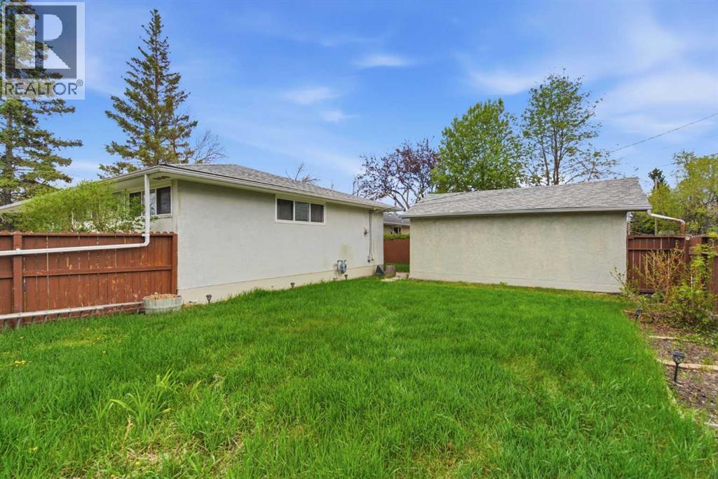 6004 Lloyd Crescent Sw, Calgary, Alberta T3E 5V7 - Photo 41 - A2312280