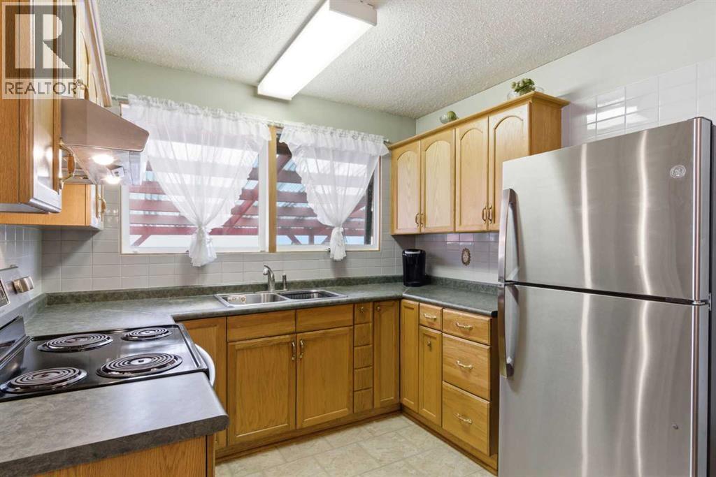 6004 Lloyd Crescent Sw, Calgary, Alberta T3E 5V7 - Photo 12 - A2312280