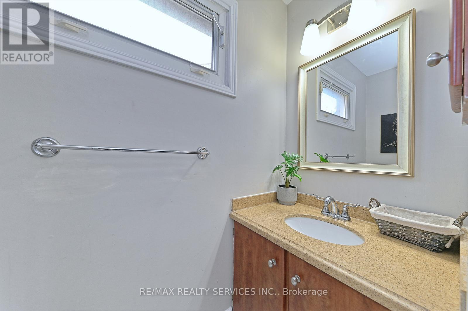 2545 Folkway Drive, Mississauga, Ontario  L5L 2J9 - Photo 24 - W13167414