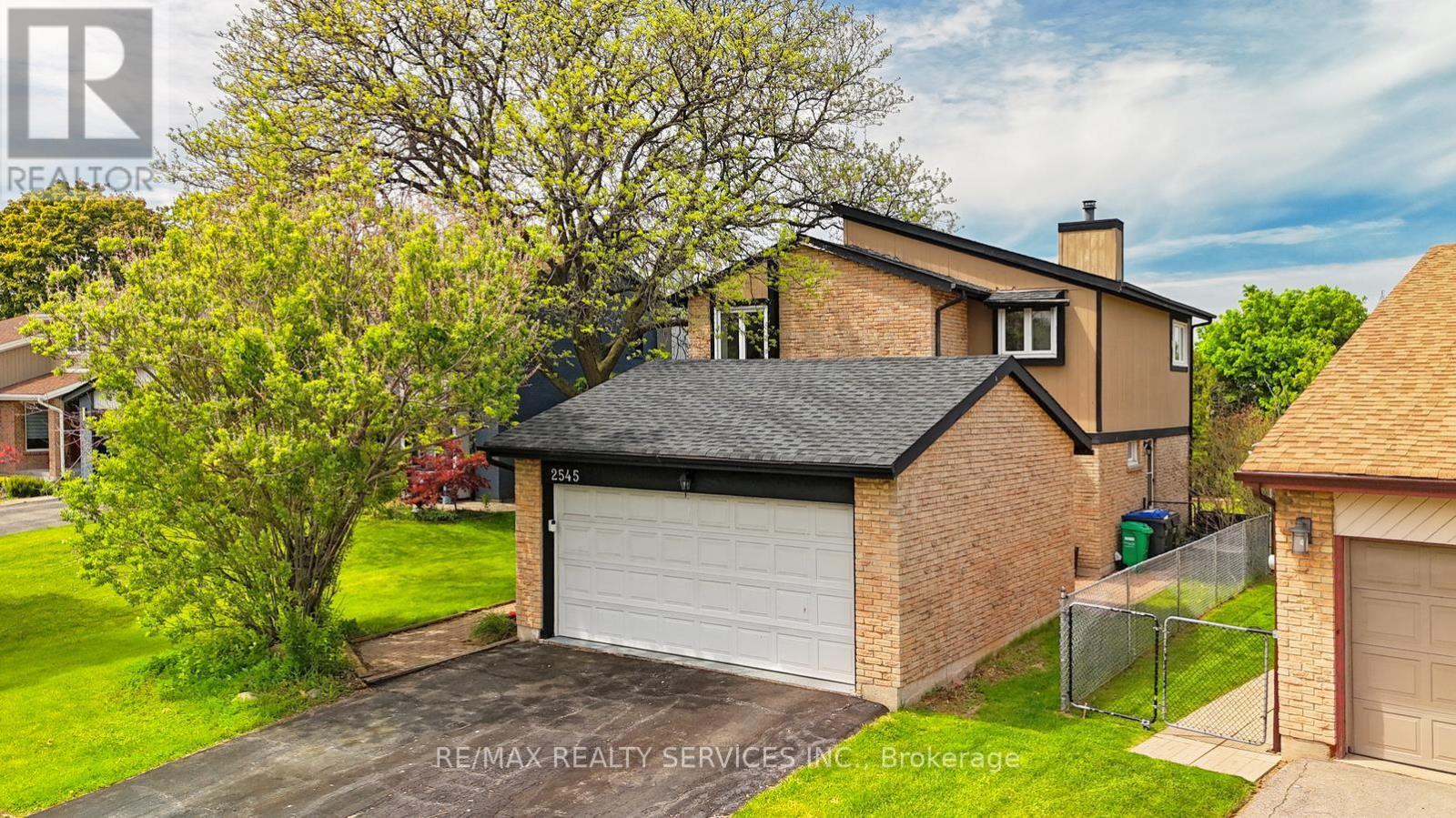 2545 Folkway Drive, Mississauga, Ontario  L5L 2J9 - Photo 2 - W13167414