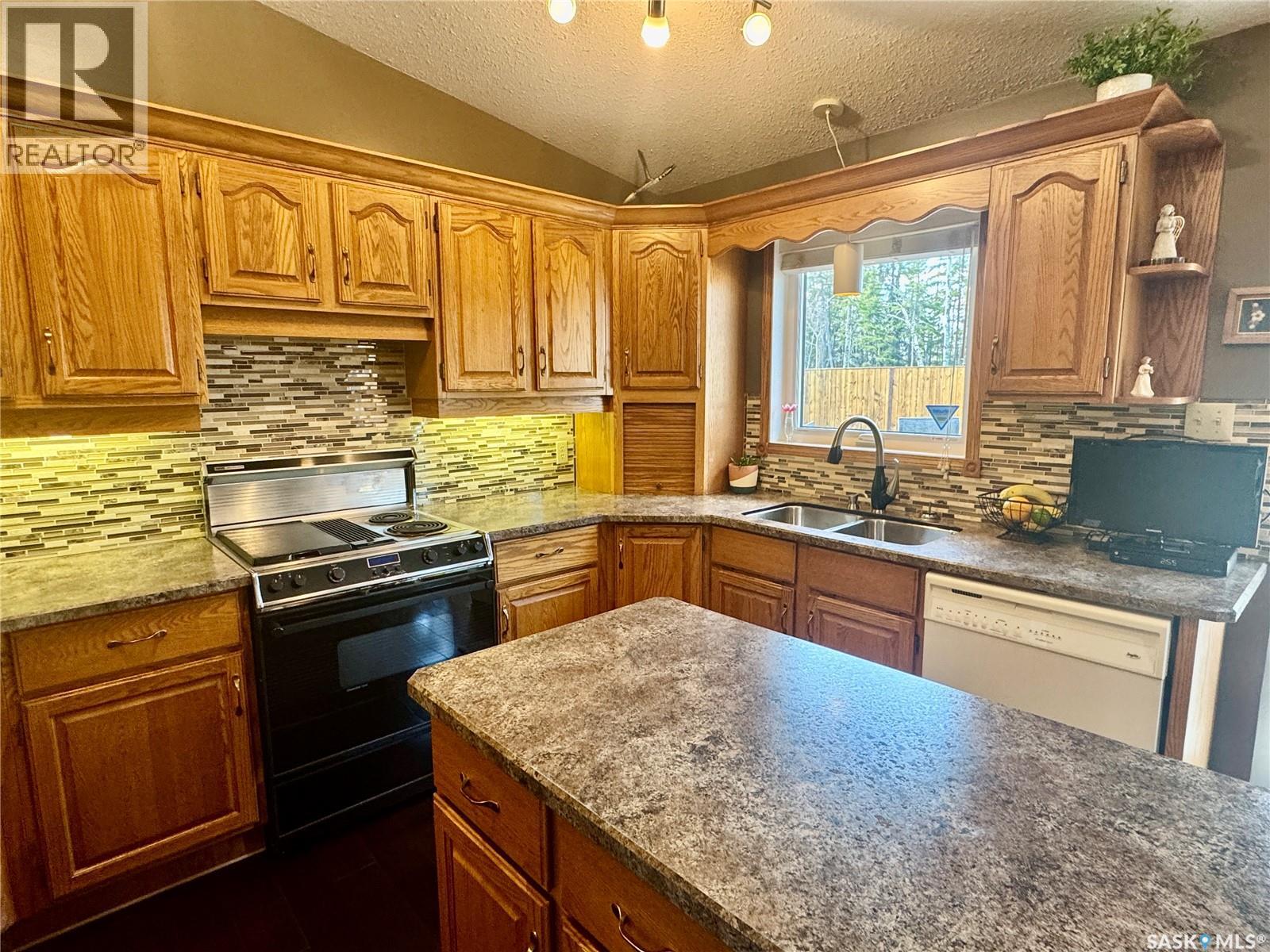 930 Sinotte Crescent, La Ronge, Saskatchewan  S0J 1L0 - Photo 8 - SK031676