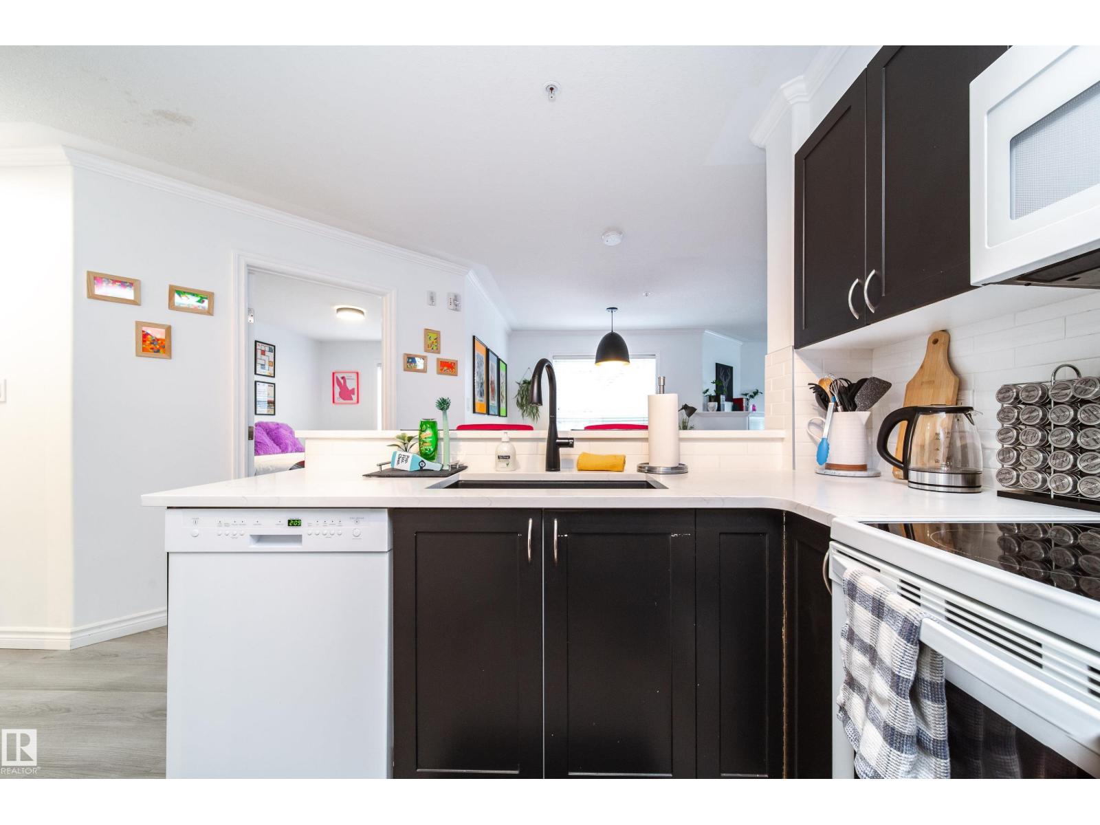 #303 9938 104 St Nw, Edmonton, Alberta  T5K 2X7 - Photo 4 - E4489736