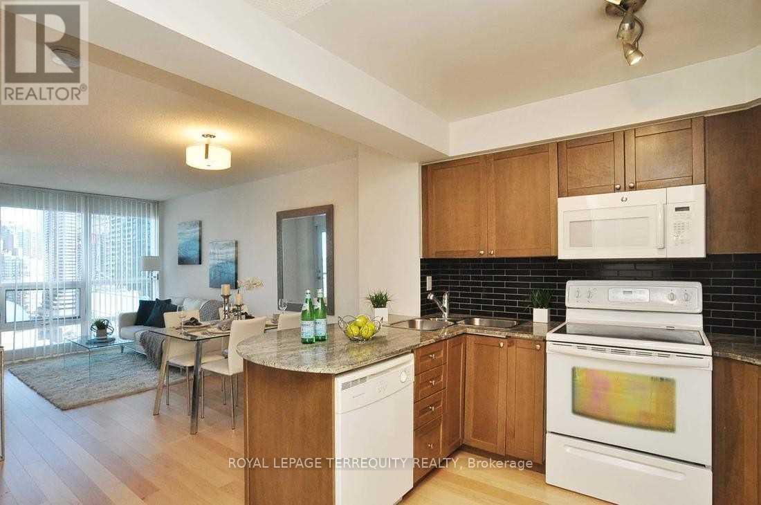 2401 - 763 Bay Street, Toronto, Ontario  M5G 2R3 - Photo 4 - C13167512