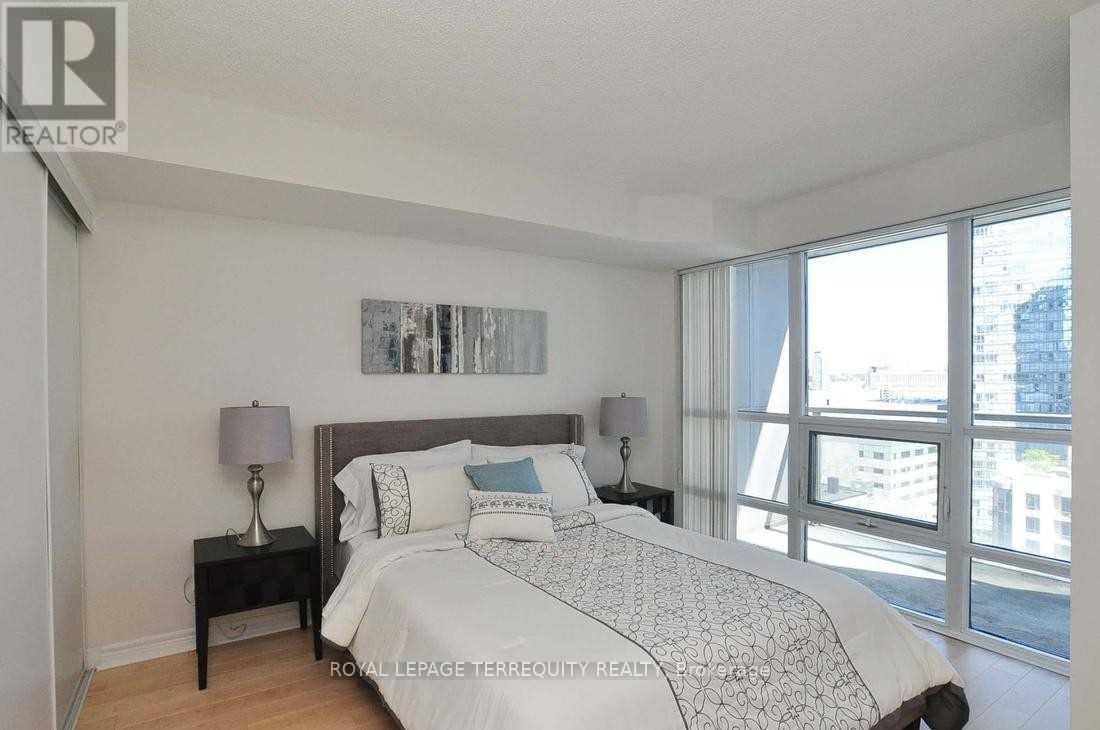 2401 - 763 Bay Street, Toronto, Ontario  M5G 2R3 - Photo 7 - C13167512