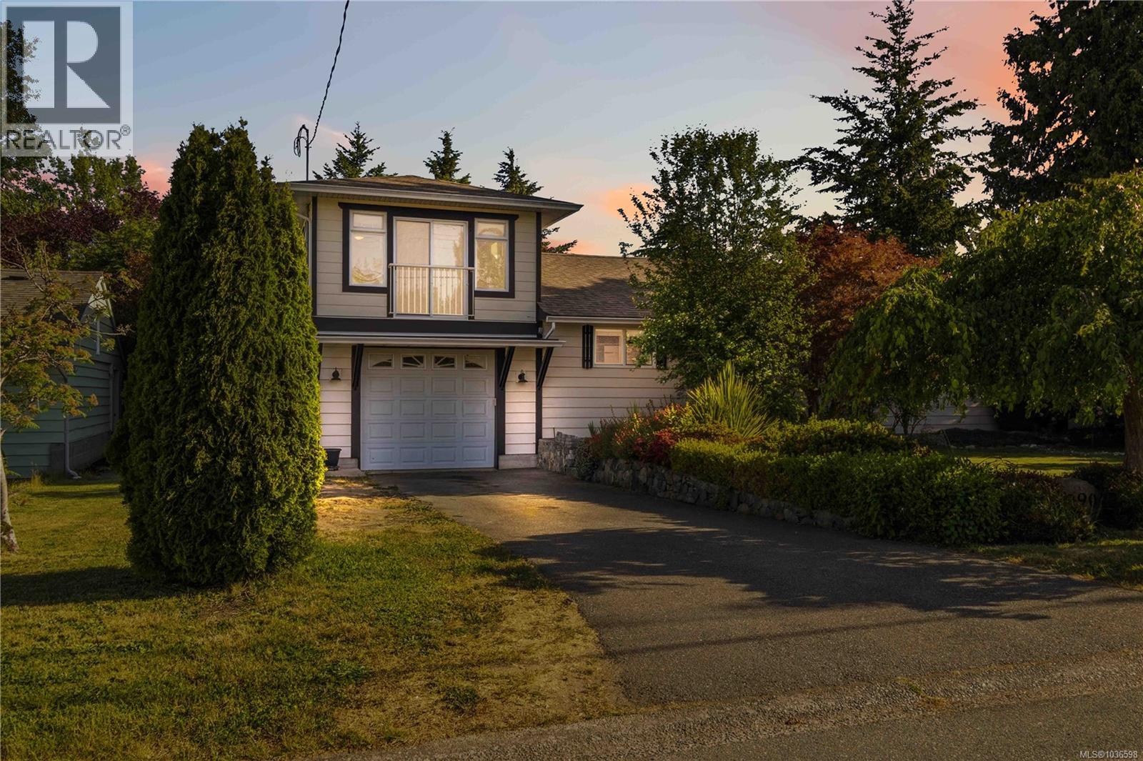 2290 Amelia Ave, Sidney, British Columbia