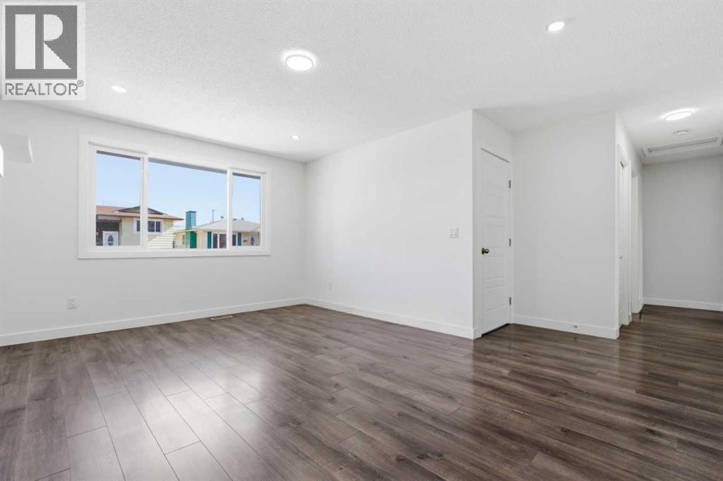 263 Doverview Crescent SE, Calgary, Alberta  T2B 1Y7 - Photo 5 - A2293665