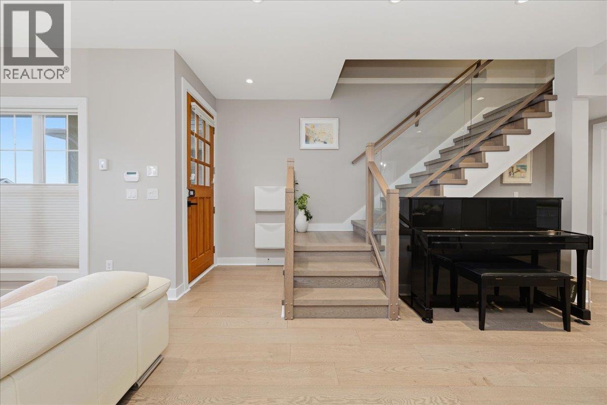 210 W 5th Street, North Vancouver, British Columbia  V7M 1K1 - Photo 8 - R3107730
