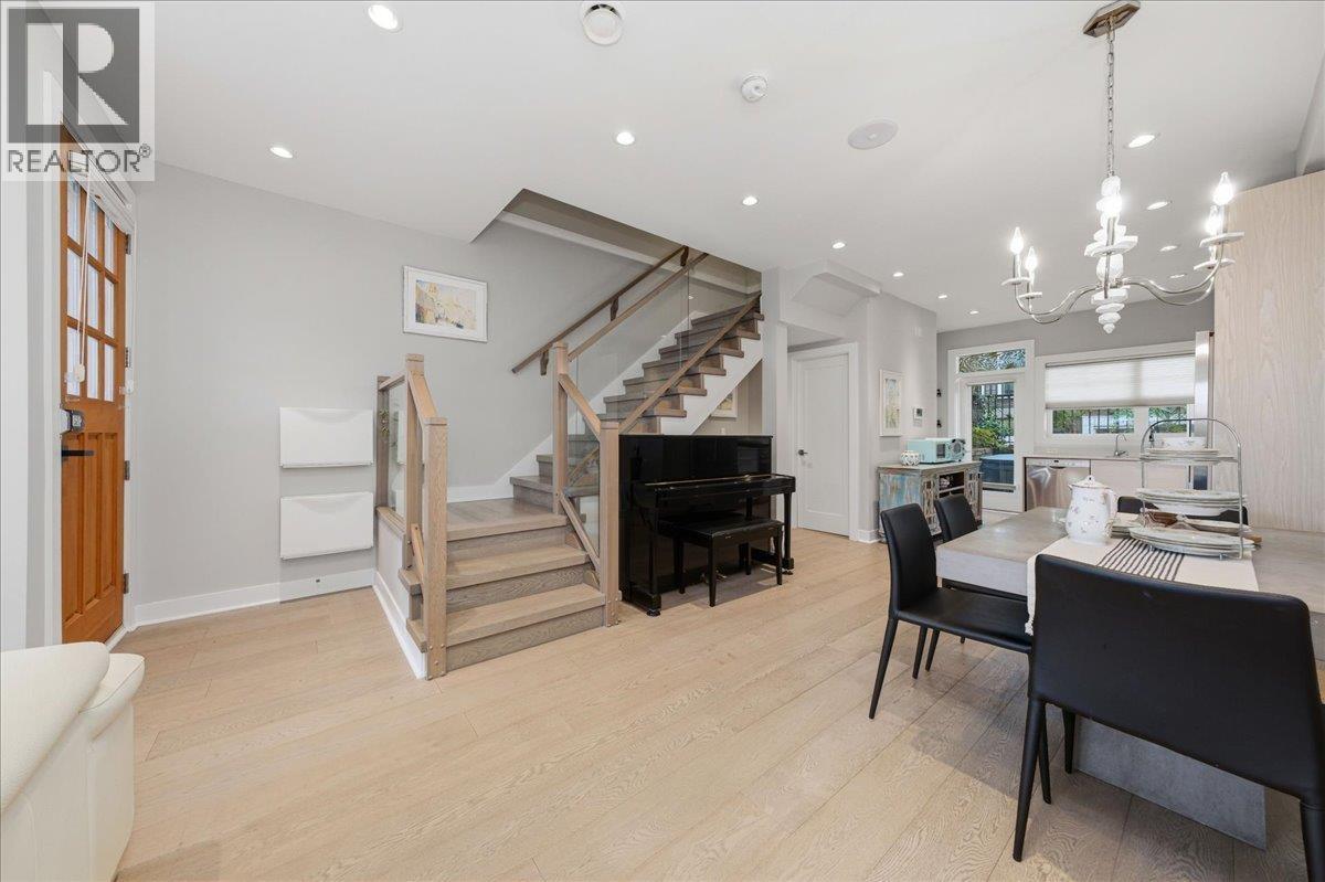 210 W 5th Street, North Vancouver, British Columbia  V7M 1K1 - Photo 9 - R3107730
