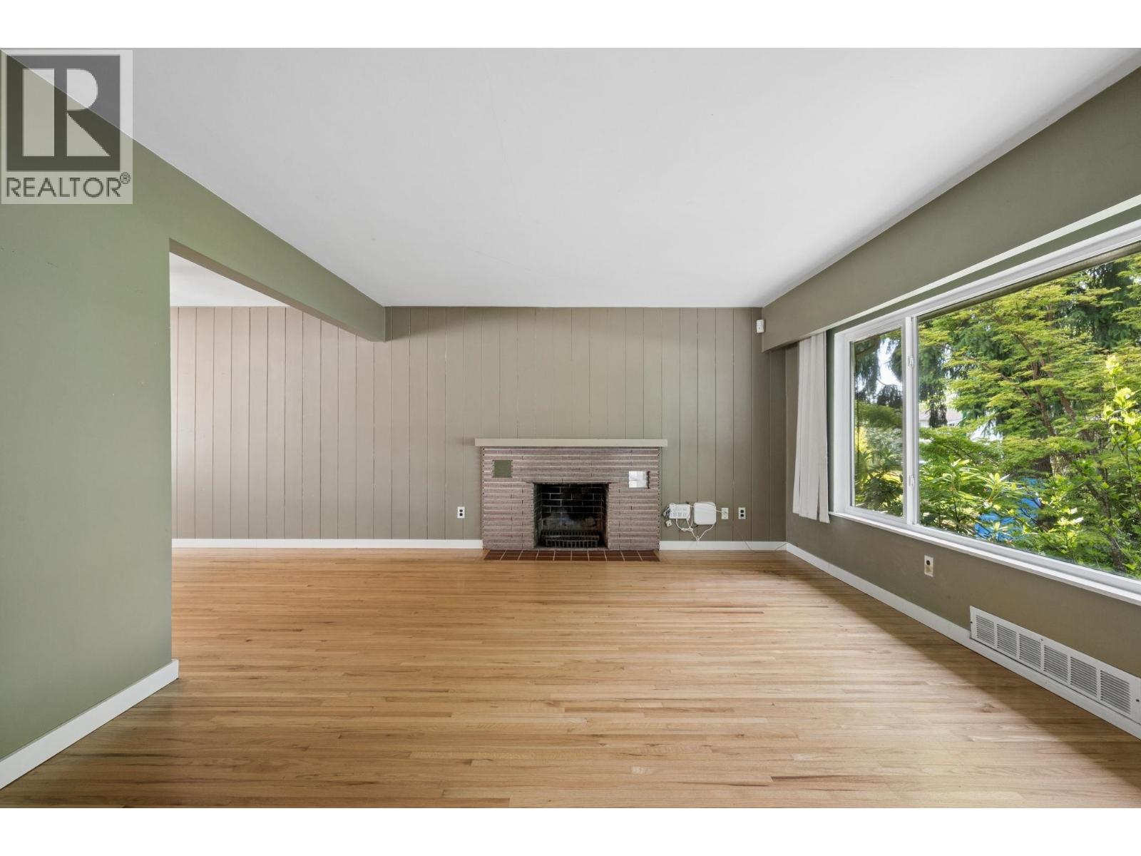 8406 12th Avenue, Burnaby, British Columbia  V3N 2L6 - Photo 8 - R3127043