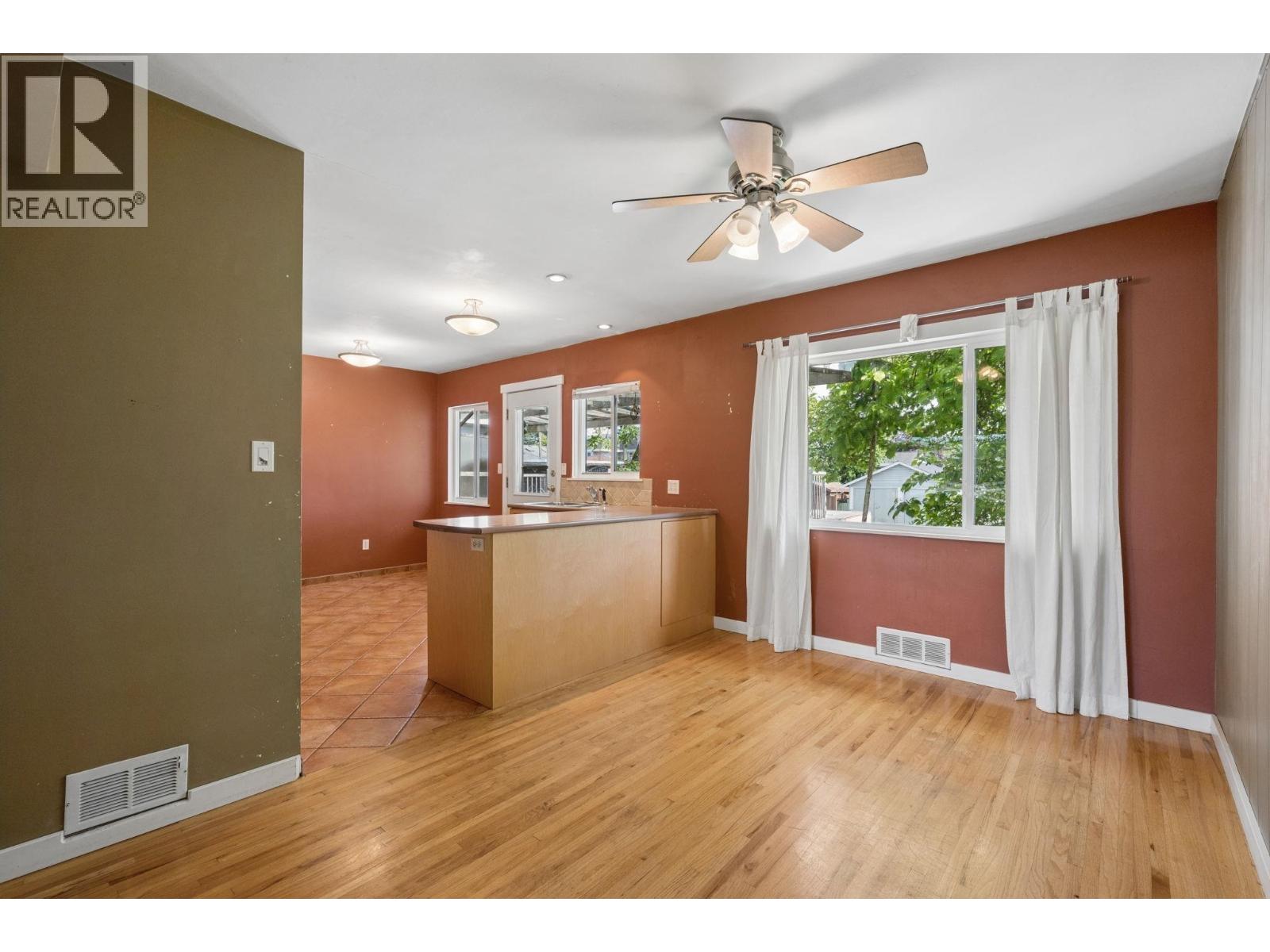 8406 12th Avenue, Burnaby, British Columbia  V3N 2L6 - Photo 9 - R3127043