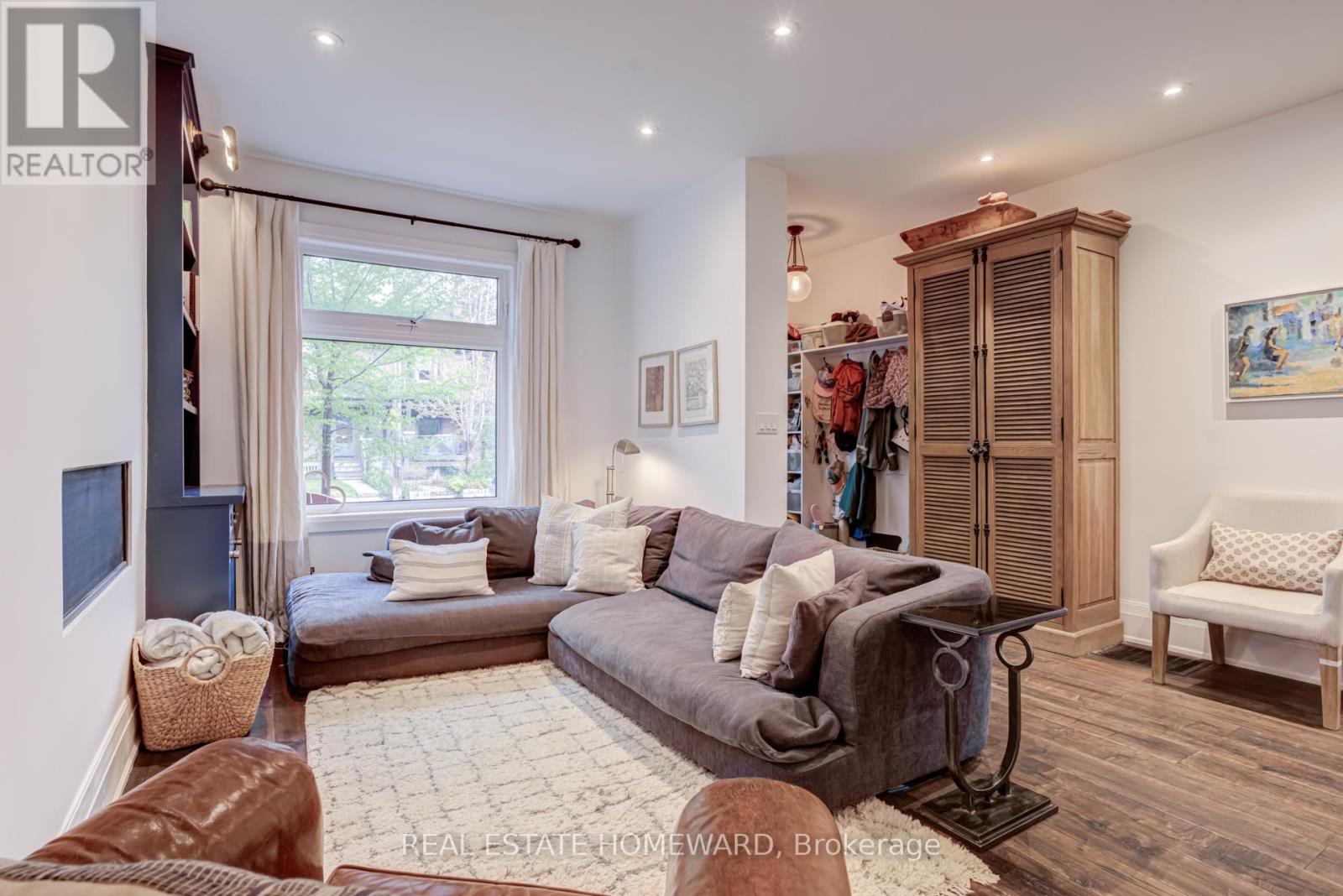 21 Sandford Avenue, Toronto, Ontario  M4L 2E6 - Photo 3 - E13167742