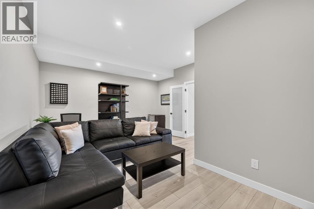 3088 85 Street Sw, Calgary, Alberta  T3H 4C4 - Photo 24 - A2308239