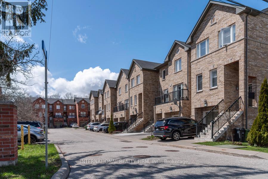 28 CAMPS LANE, Toronto, Ontario