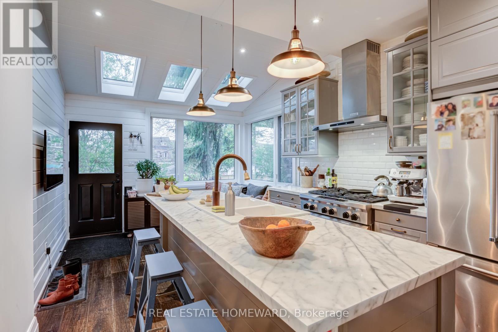 21 Sandford Avenue, Toronto, Ontario  M4L 2E6 - Photo 7 - E13167742