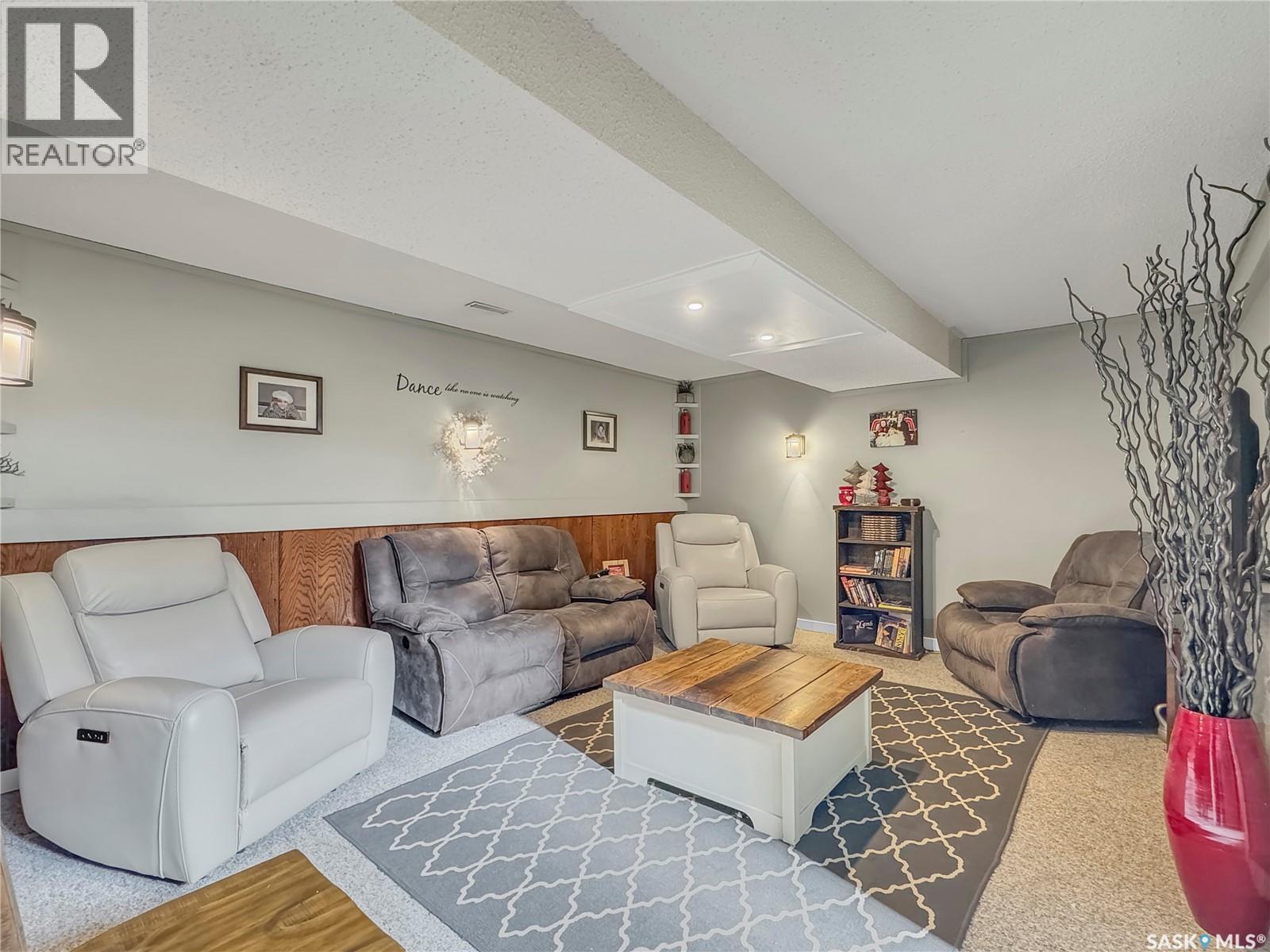 17 4th Avenue E, Neilburg, Saskatchewan  S0M 2C0 - Photo 11 - SK030596