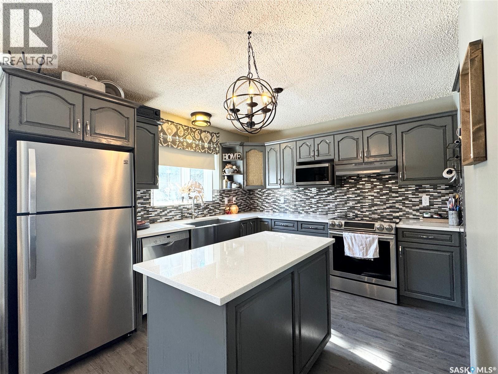 17 4th Avenue E, Neilburg, Saskatchewan  S0M 2C0 - Photo 2 - SK030596