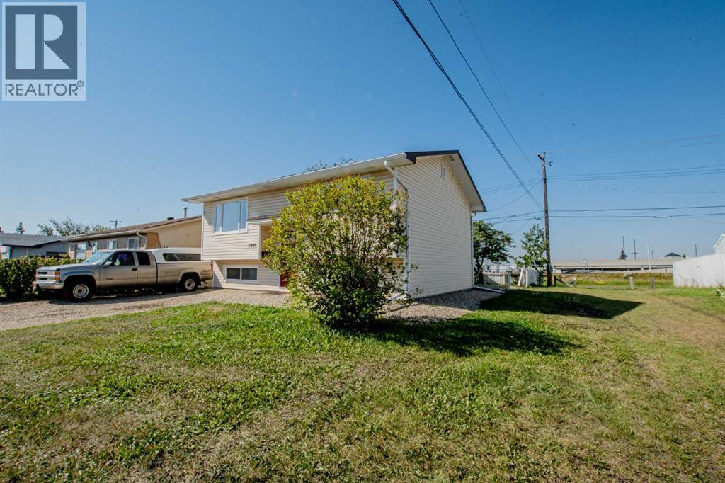 11808 98 Street, Grande Prairie, Alberta  T8V 3N8 - Photo 2 - A2282336